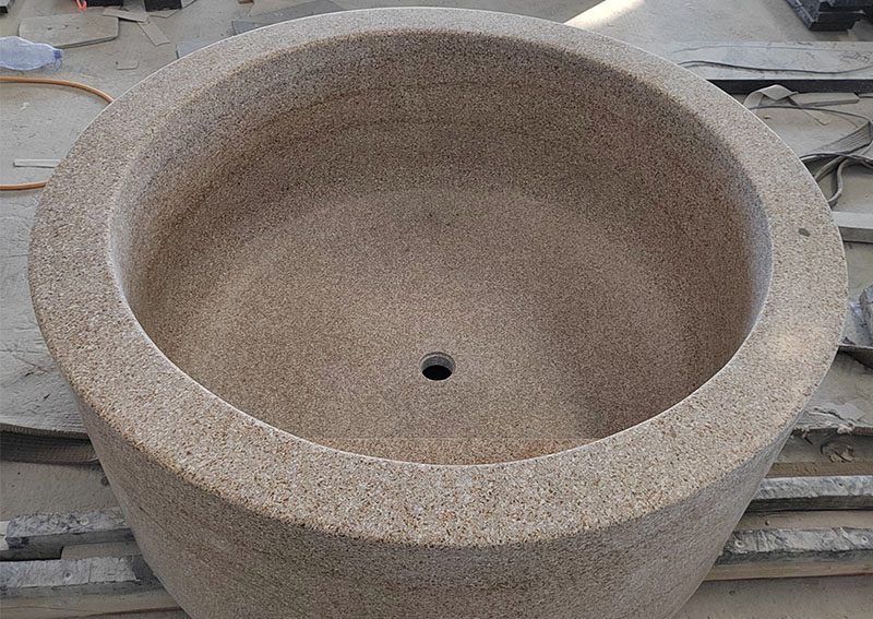 削り出した丸型の石の浴槽